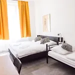 Spacious E1 In Centre Of Homestay