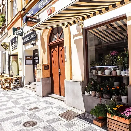 Spacious E1 In Centre Of *